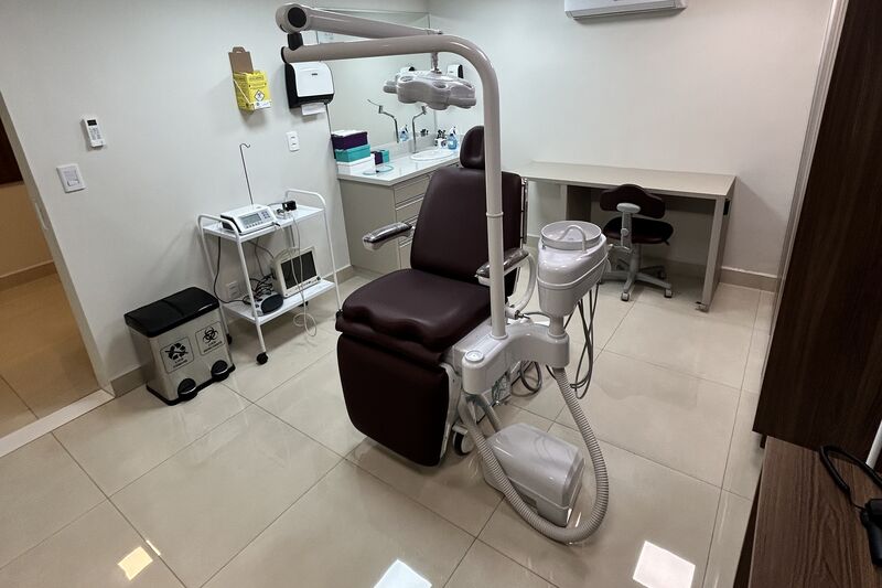 Cadeira odontológica em consultório da Oral Unic São Francisco do Sul