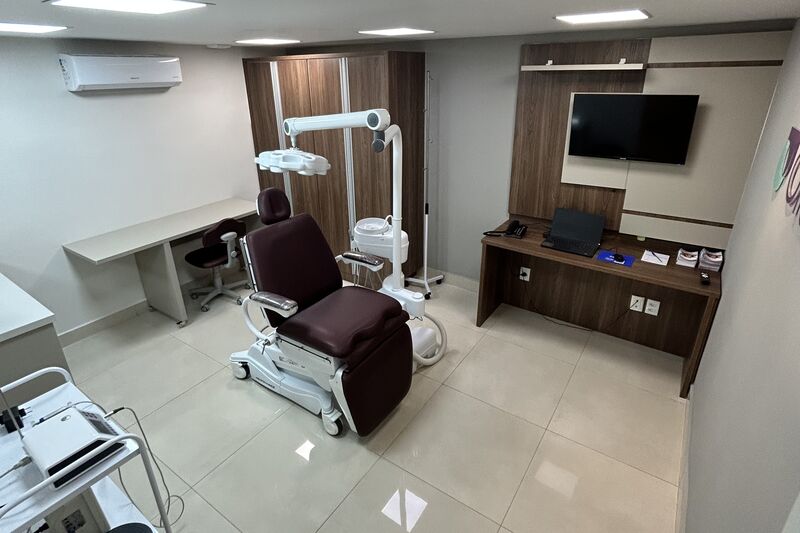Consultório com cadeira odontológica e monitor na Oral Unic São Francisco do Sul